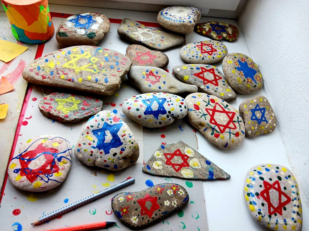 Steine die bemalt sind mit Sternen