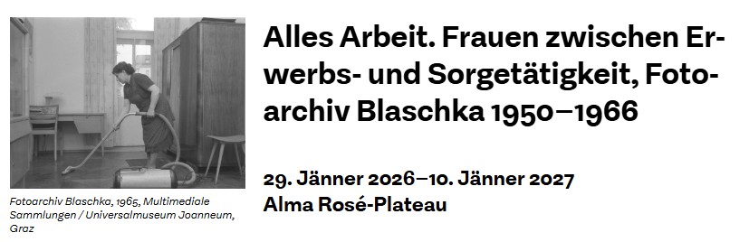 Das Bild zeigt eine Frau, die mit einem Besen den Boden aufwischt. Das Foto ist in Schwarzweiß. Neben de Foto steht der Titel der Ausstellung.