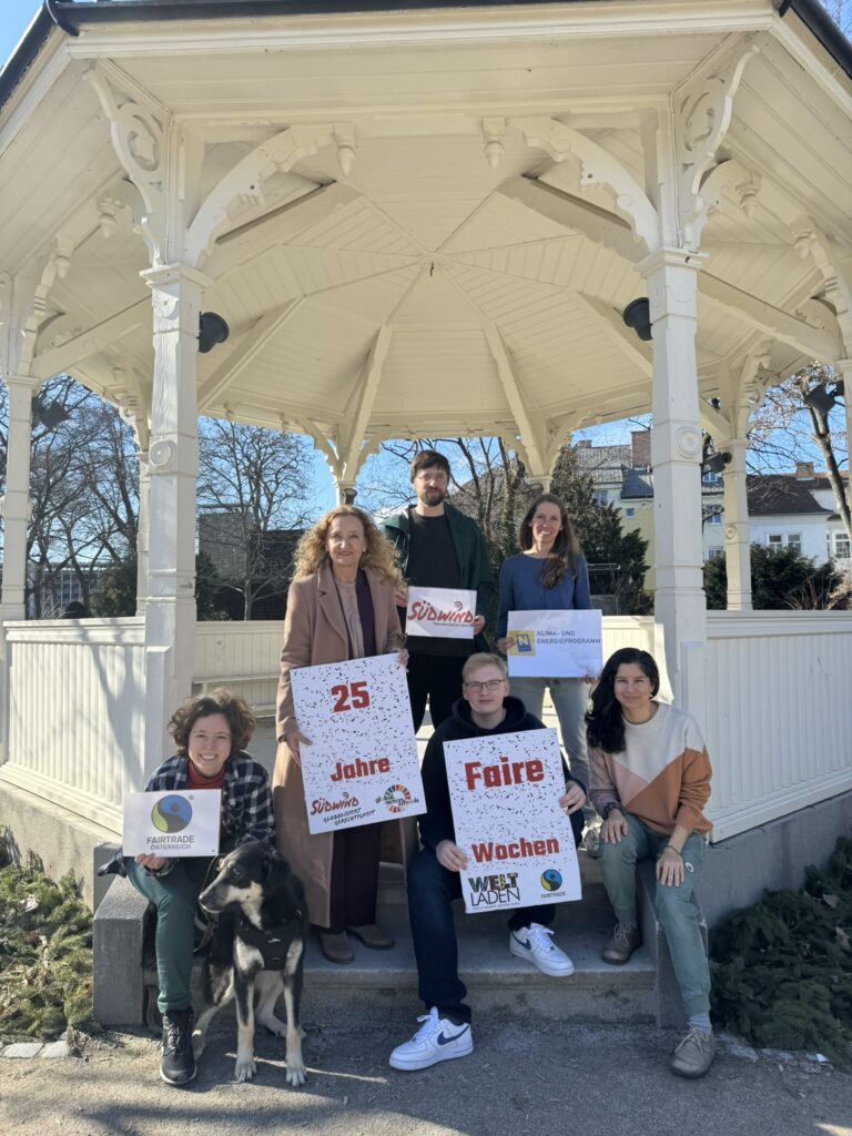 Das Team von Südwind Niederösterreich Anna Gatschnegg, Monika Schneider-Mendoza, Ingrid Schwarz, Jana Teynor, Florian Plutzar, Andreas Müller und Bürohund Keni freuen sich auf Beiträge zu den Jubiläums-FAIRE Wochen.